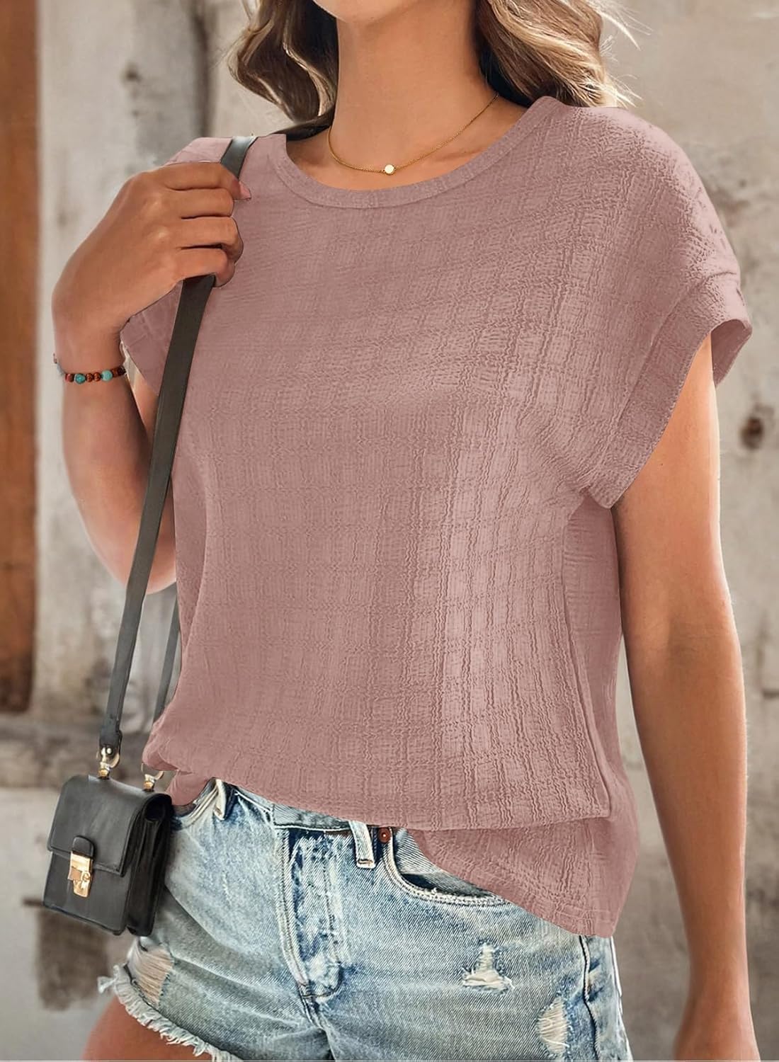 Blusa Clara Feminina Bordada – Top Casual com Mangas Curtas e Gola Redonda