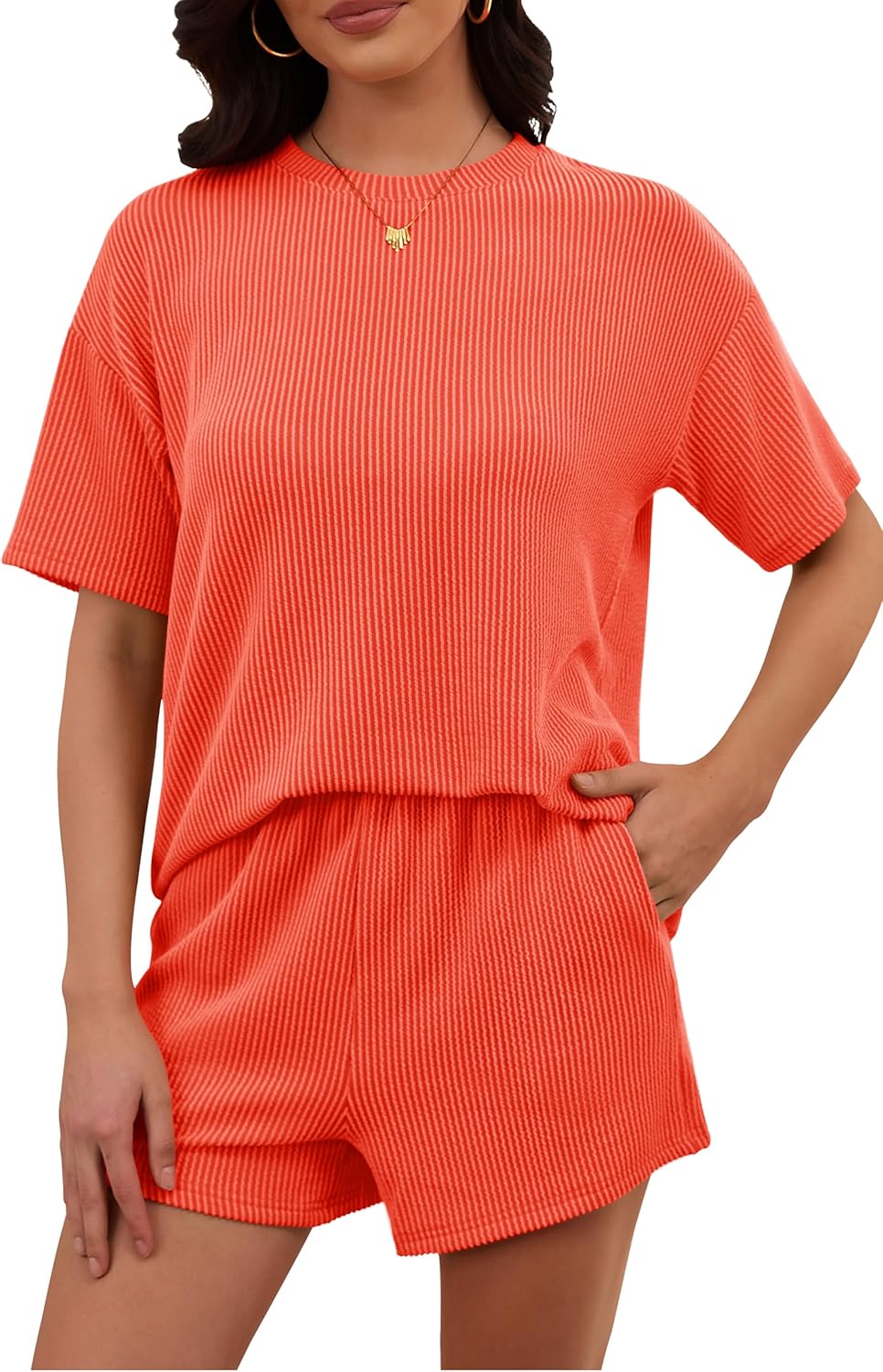 Conjunto Feminino Emily Lounge – T-shirt de Malha Canelada & Calção com Bolsos
