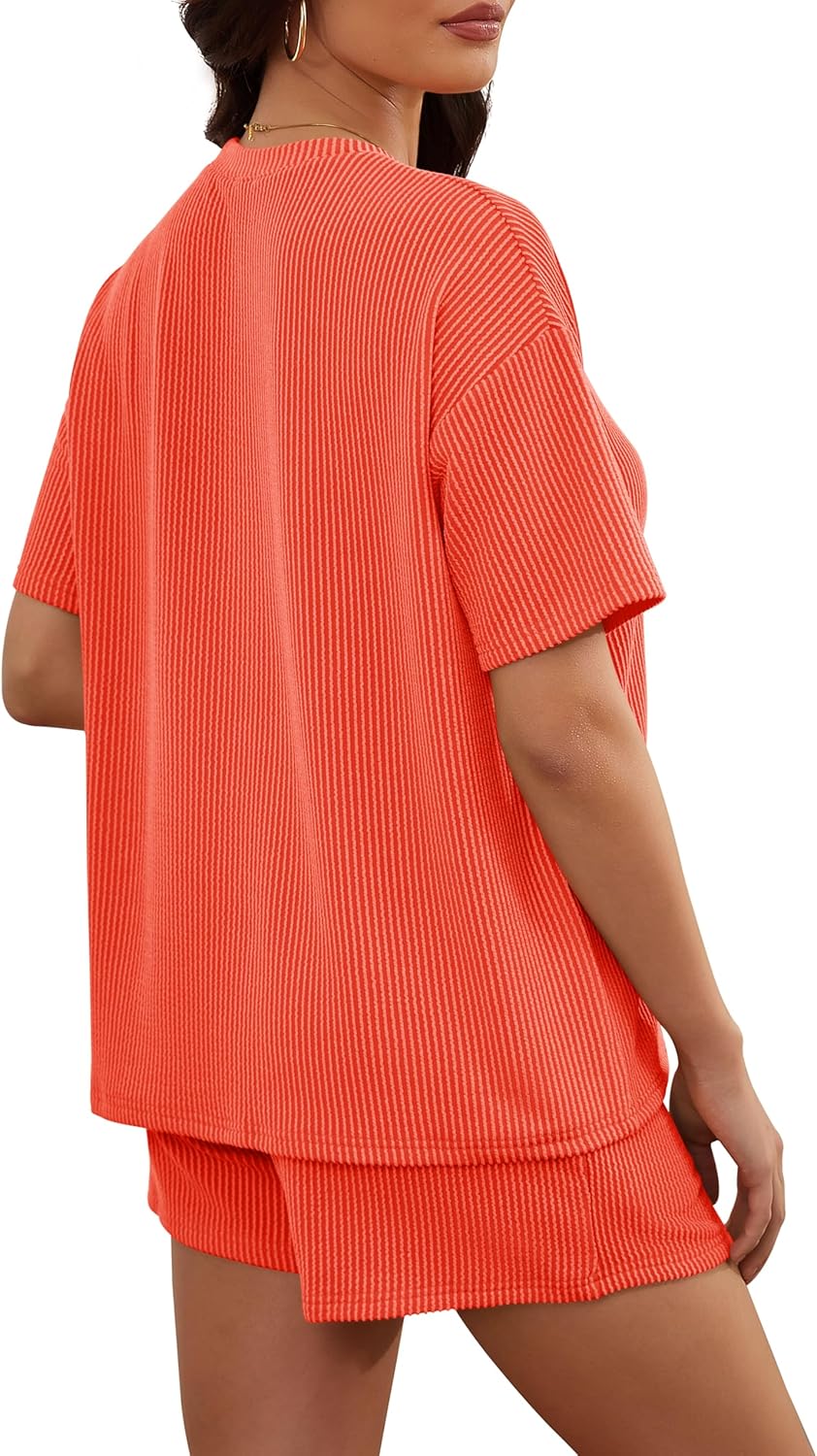 Conjunto Feminino Emily Lounge – T-shirt de Malha Canelada & Calção com Bolsos