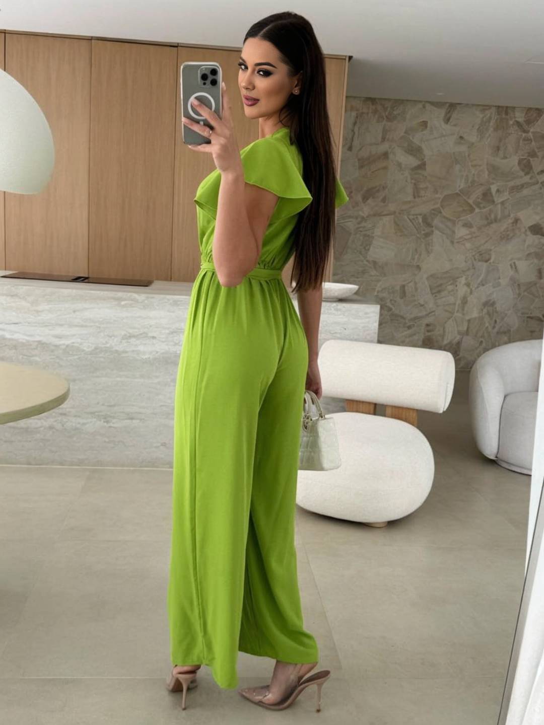 Rochelle Dámsky overal – elegantný jednofarebný overal s výstrihom do V, opaskom a širokými nohavicami s volánmi