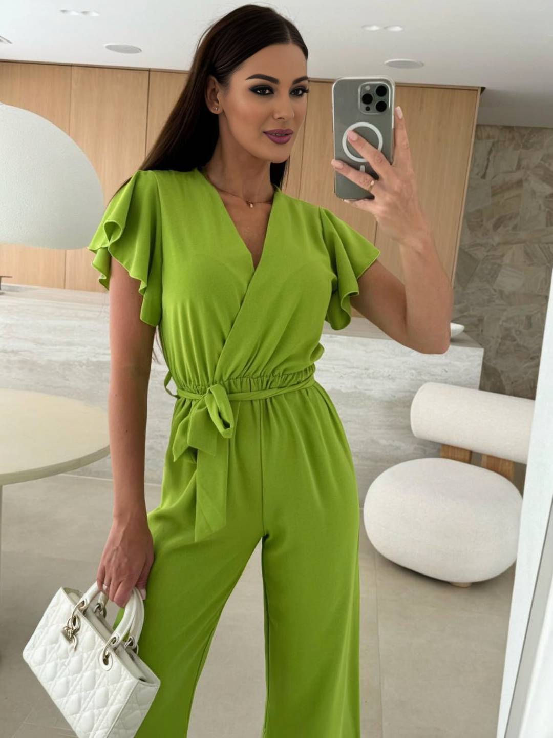 Rochelle Dámsky overal – elegantný jednofarebný overal s výstrihom do V, opaskom a širokými nohavicami s volánmi