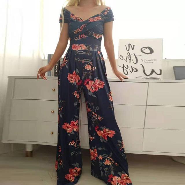 Combinazione da donna Lilibeth - eleganti spalle nude su una gamba larga e una cintura