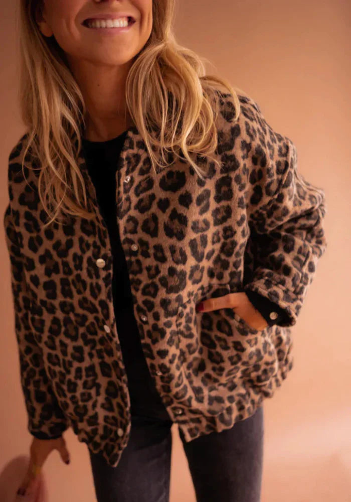 Valeria ženska jakna – elegantna leopard uzorka s životinjskim printom i udobnim krojem