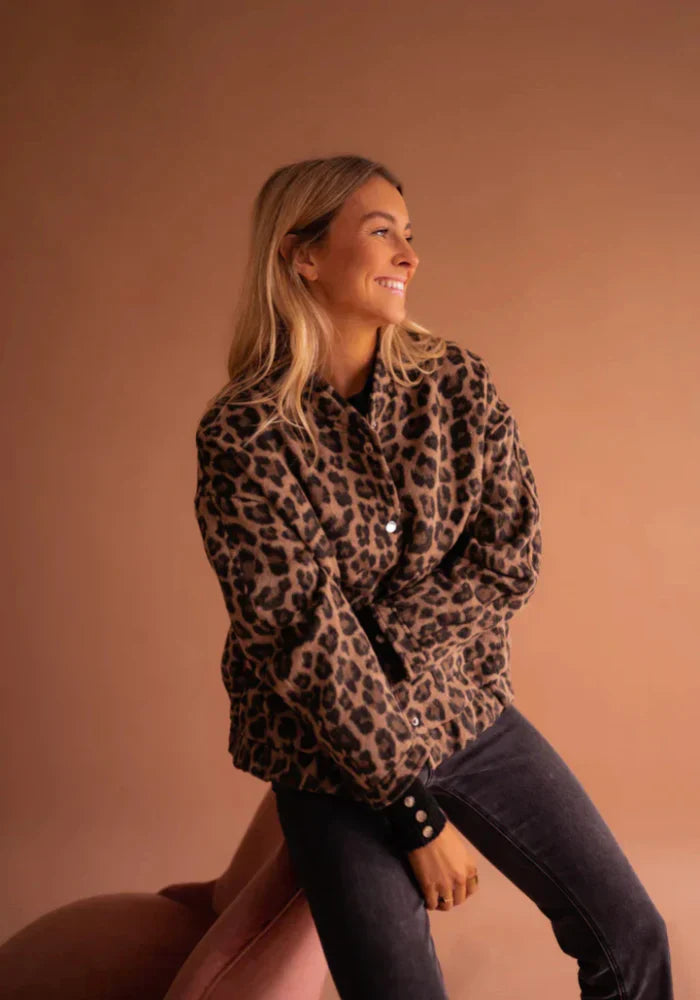 Valeria ženska jakna – elegantna leopard uzorka s životinjskim printom i udobnim krojem