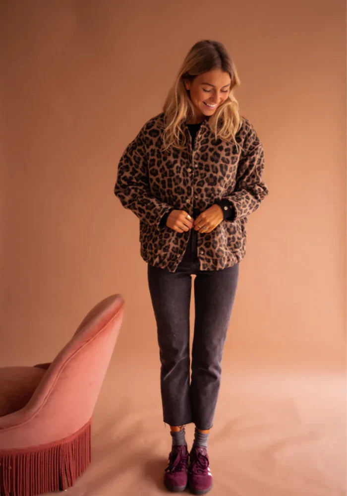 Valeria ženska jakna – elegantna leopard uzorka s životinjskim printom i udobnim krojem