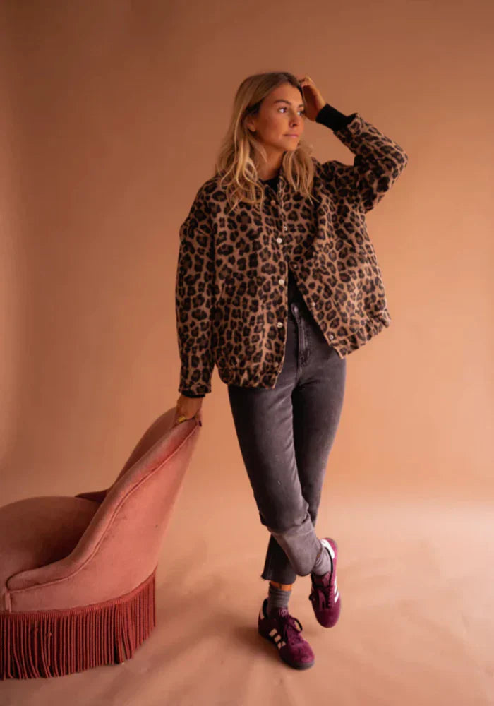 Valeria ženska jakna – elegantna leopard uzorka s životinjskim printom i udobnim krojem
