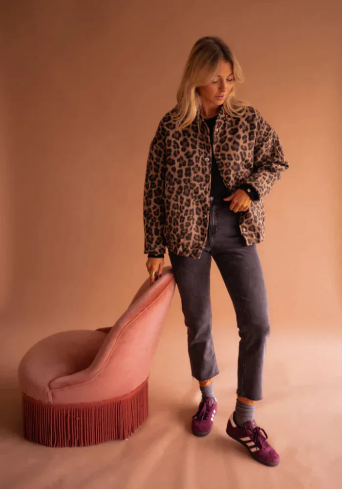 Valeria ženska jakna – elegantna leopard uzorka s životinjskim printom i udobnim krojem