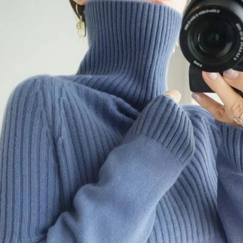 Luan Camisola de Gola Alta para Mulher – Malha Macia com Detalhes Canelados e Corte Moderno Relaxado