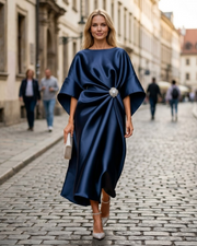 Victoria długa satynowa sukienka damska – elegancka sukienka z rękawami nietoperz i plisowaną talią
