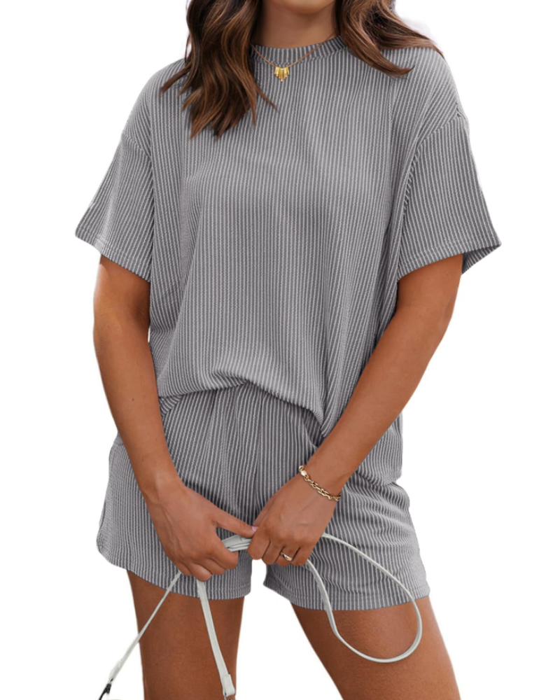 Conjunto Feminino Emily Lounge – T-shirt de Malha Canelada & Calção com Bolsos