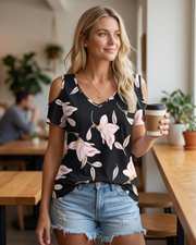Lina Top damski z odkrytymi ramionami – letni T-shirt z dekoltem w serek, luźny krój, stylowy