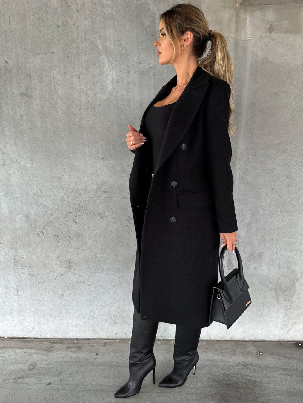 Charlotte Női Elegáns Gyapjú Kabát – Hosszú Vágás, Klasszikus Hajtóka & Időtlen Stílus