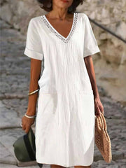 Callie Robe Femme – Col en V en Coton Blanc, Manches Courtes & Coupe Droite