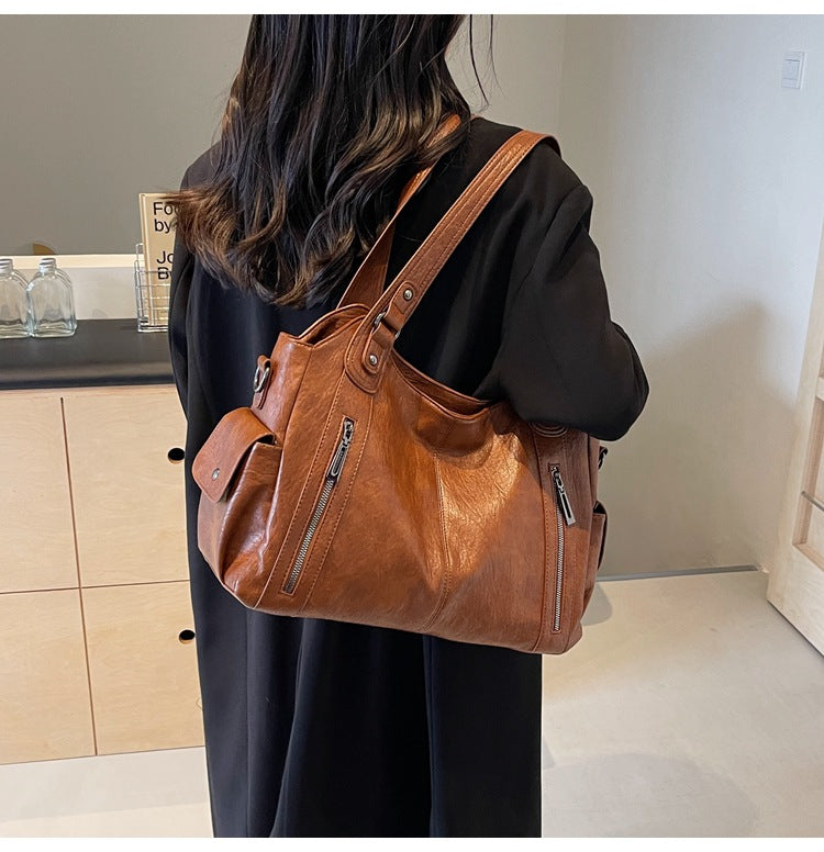 Clara torebka damska – elegancka skórzana torba z pojemnymi przegródkami i zamykanymi na zamek detalami